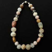 Cargar imagen en el visor de la galería, Planeta Onyx Necklace