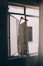 Load image into Gallery viewer, Pareo Deshilado Rosas